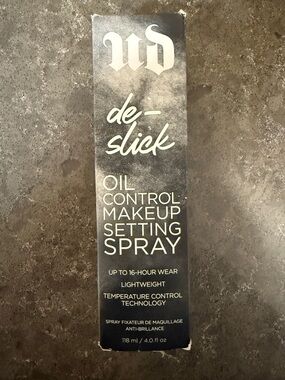 Urban Decay De-Slick Oil Control Makeup Setting Spray - Black